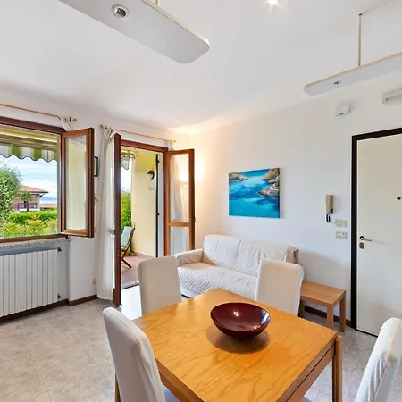 Welcoming In With Swimming Pool 度假居