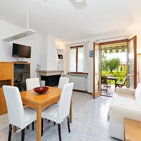 Welcoming In With Swimming Pool *