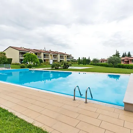 Welcoming In With Swimming Pool *